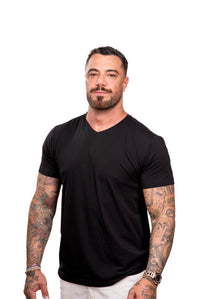 Camiseta Preta Double - Gola V